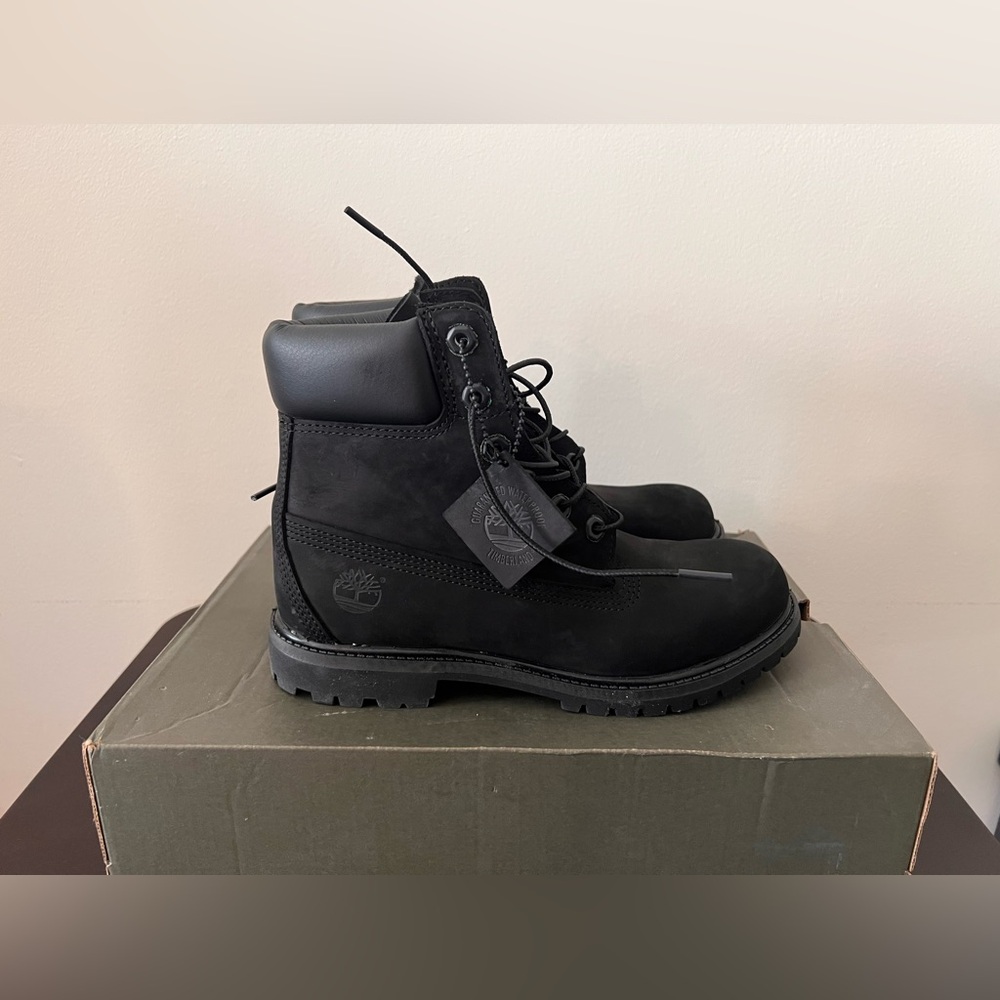 Women’s Timberland 6 inch Waterproof Boots. Black. Size 8
